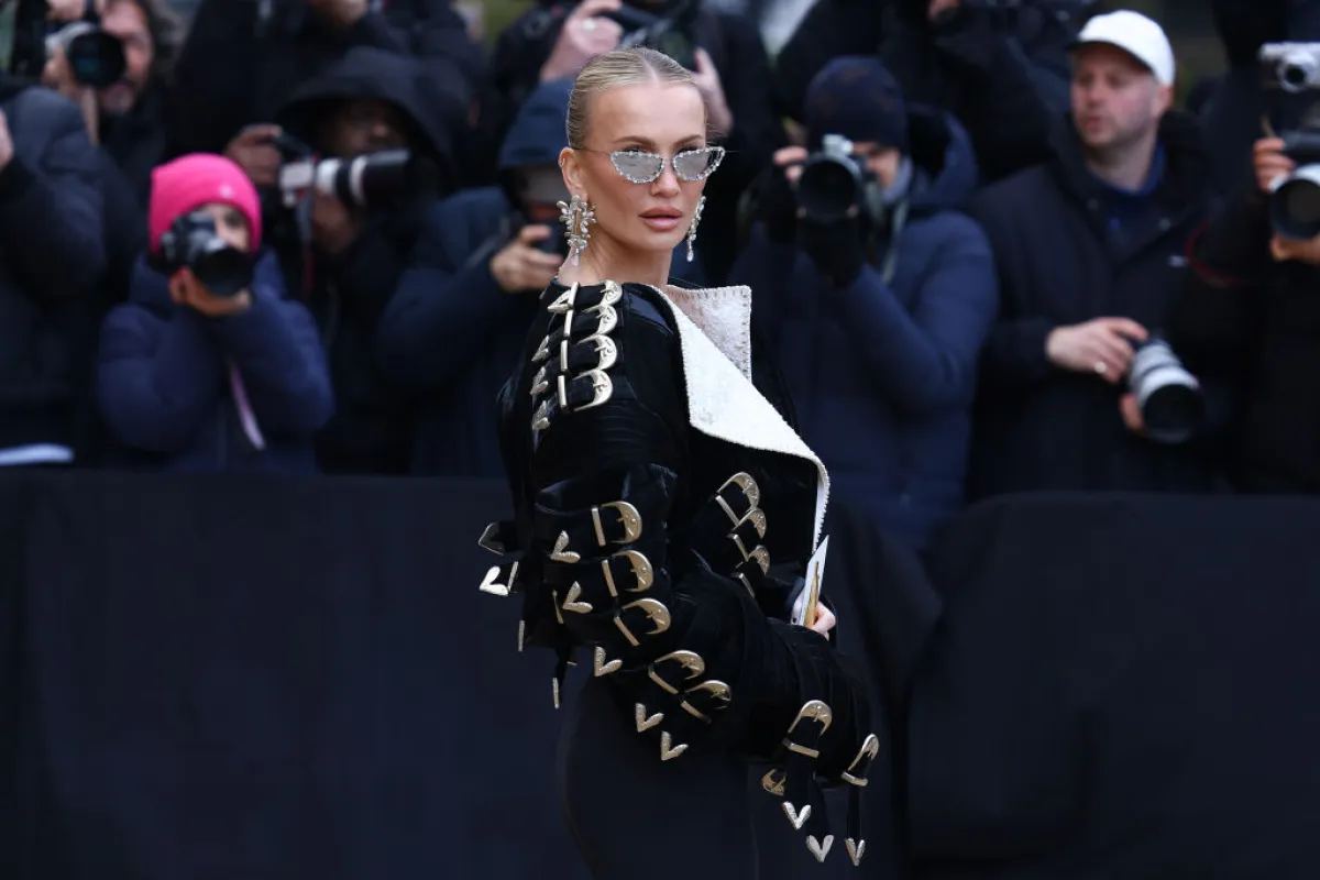 تاتيانا كورساكوفا Tatiana Korsakova في عرض سكياباريللي صيف 2025 الراقي (مصدر الصورة  Marc Piasecki/WireImage)