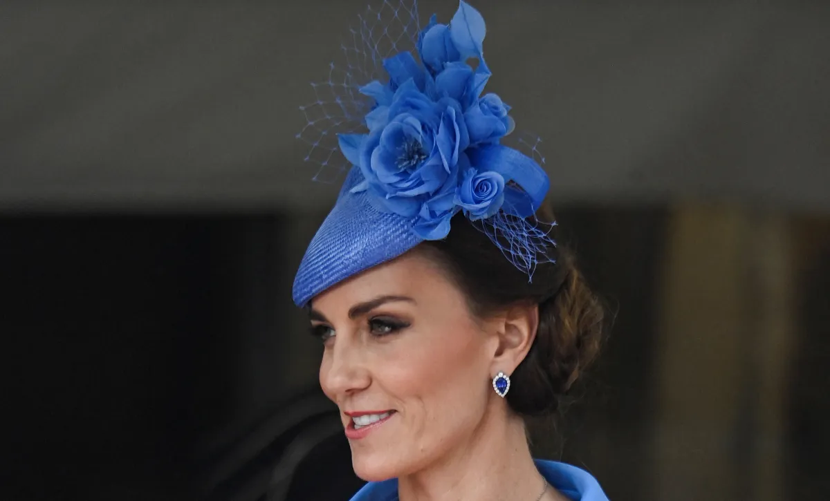 كيت ميدلتون ترتدي أقراطاً مرصعة بالتنزانيت والألماس