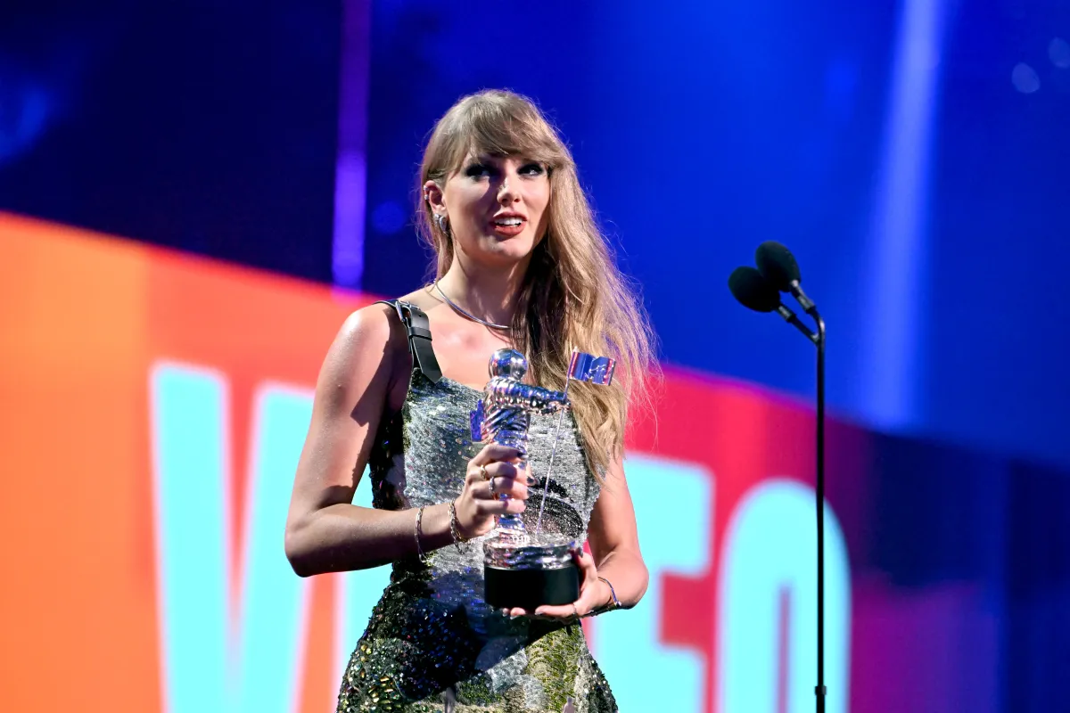 تايلور سويفت خلال حفل توزيع جوائز MTV Video Music Awards لعام 2024 في نيويورك. ( Taylor Swift during the 2024 MTV Video Music Awards in New York). مصدر الصورة: Noam Galai / GETTY IMAGES NORTH AMERICA / Getty Images via AFP