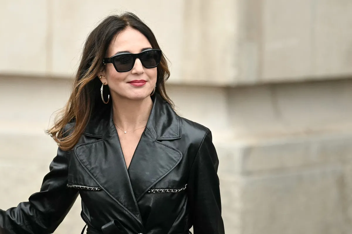 إلسا زيلبيرستيان Elsa Zilberstein بأقراط حلقية في عرض شانيل بأسبوع باريس للهوت كوتور-مصدر الصورة:Julie SEBADELHA / AFP