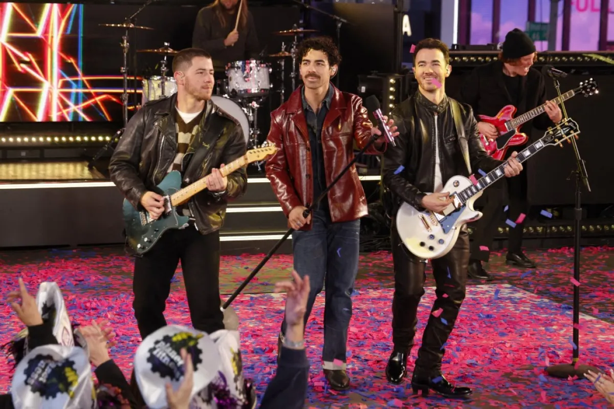 فرقة جوناس براذرز خلال احتفال تايمز سكوير بليلة رأس السنة الجديدة 2025 (  The Jonas Brothers band during the Times Square New Year's Eve 2025 celebration). مصدر الصورة: John Lamparski / GETTY IMAGES NORTH AMERICA / Getty Images via AFP