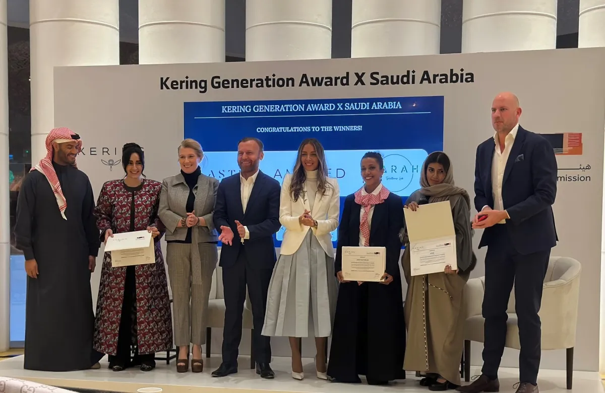 صورة جماعية للفائزين مع ممثلين عن هيئة الأزياء ومجموعة كيرينغ 