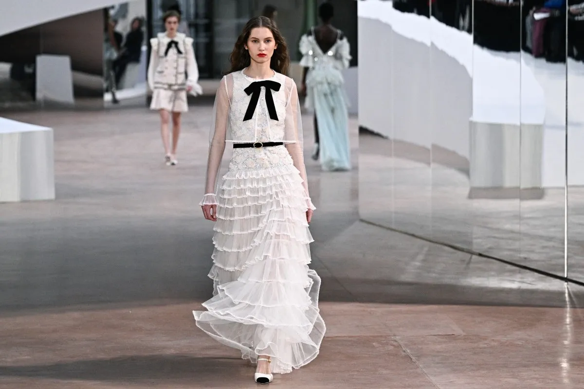 عرض شانيل في اسبوع الهوت كوتور في باريس لصيف 2025 (مصدر الصورة JULIEN DE ROSA / AFP)