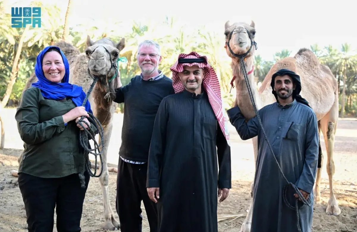 أليس موريسون برفقة مرشدين محليين مع الإبل