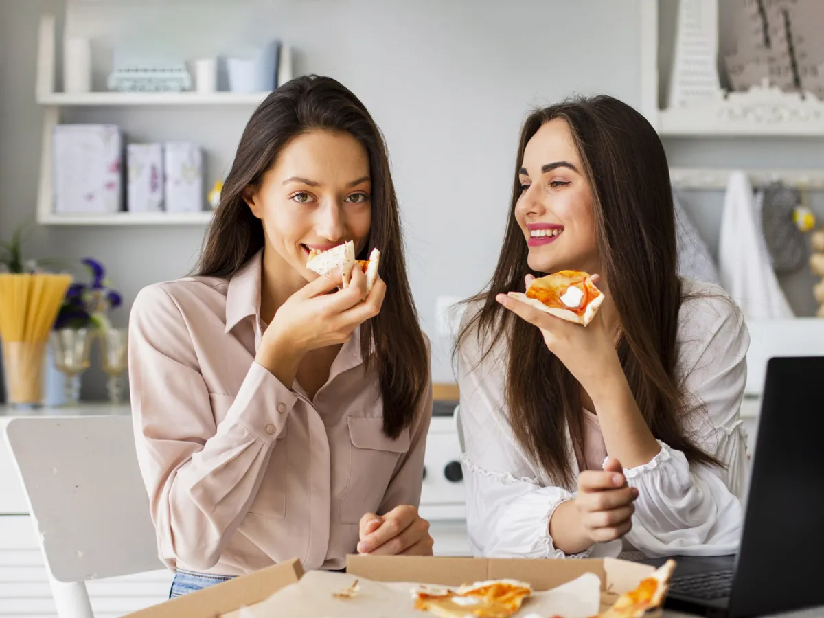 الوجبات السريعة تشمل الأطعمة التي يتم تحضيرها وتقديمها بسرعة