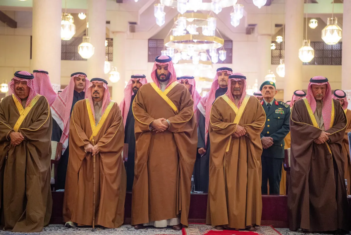 الأمير محمد بن سلمان بن عبد العزيز أثناء تأديته صلاة الميت على الأمير محمد بن فهد بن عبدالعزيز. الصورة من واس