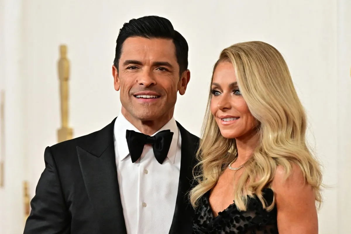 مارك كونسويلوس وزوجته كيلي ريبا Kelly Ripa and Mark Consuelos (Photo by Frederic J. Brown / AFP)