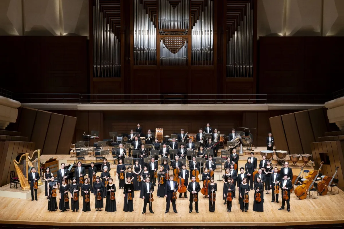 أوركسترا اليابان الفلهارمونية الجديدة، تحت قيادة المايسترو يوتاكا سادو