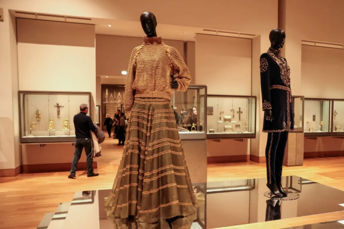 تصميم للمصمم اللبناني العالمي في متحف اللوفر (مصدر الصورة  Lyvans Boolaky/Getty Images)