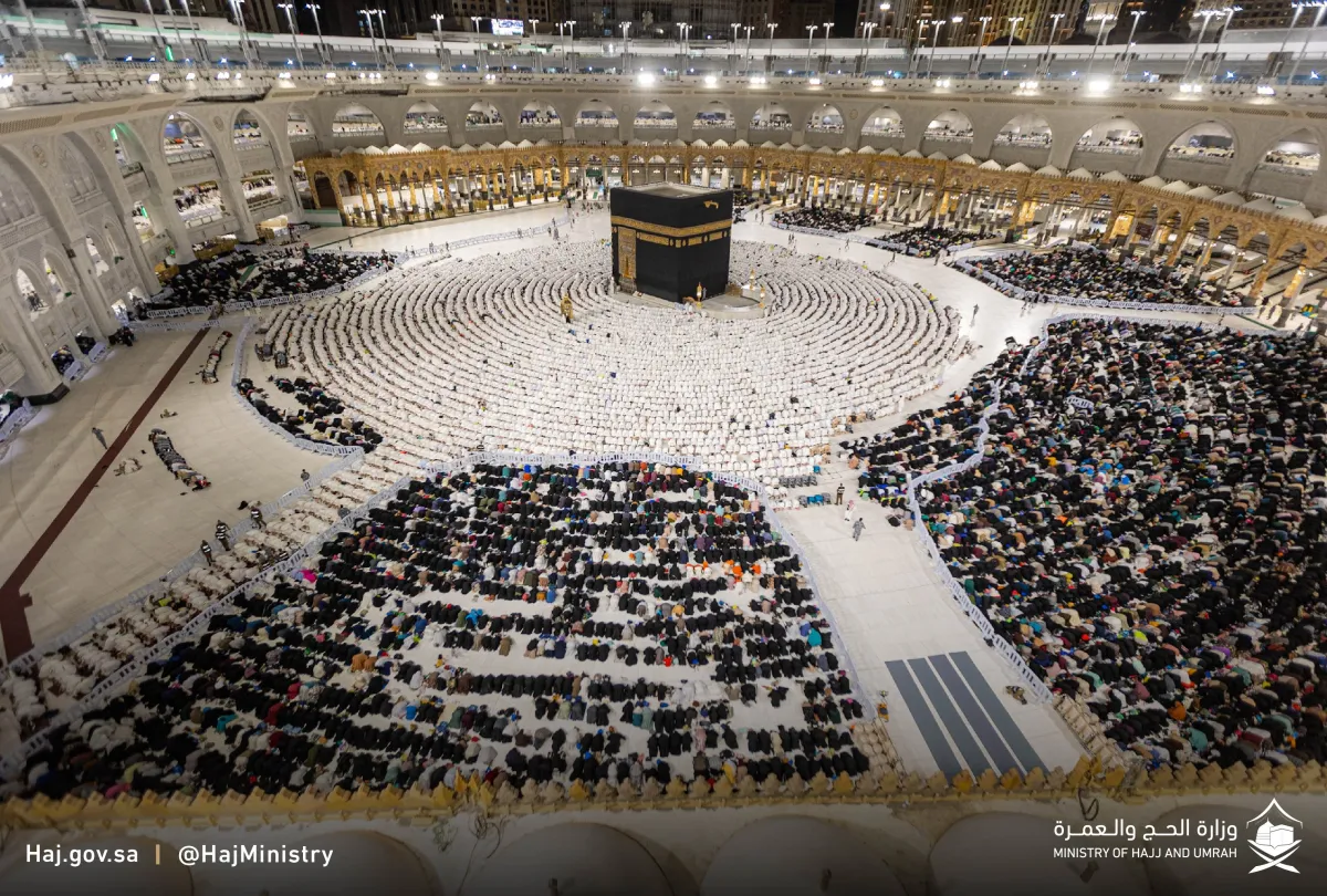  آلية حجز التصريح وضوابط شحن ماء زمزم عند أداء نسك العمرة - الصورة من حساب وزارة الحج والعمرة على إكس