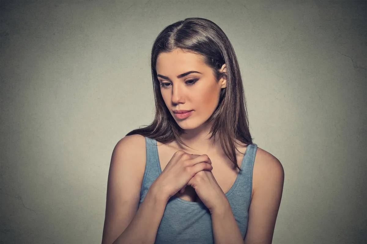شابة تلوم نفسها وتشعر بالذنب