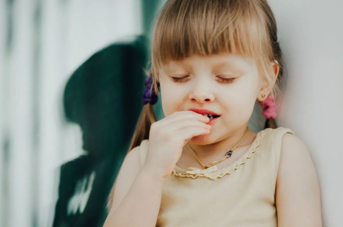 طفلة تتناول الزبيب