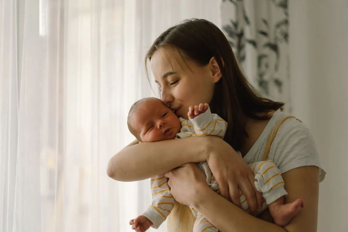 صورة لمولود مع أمه