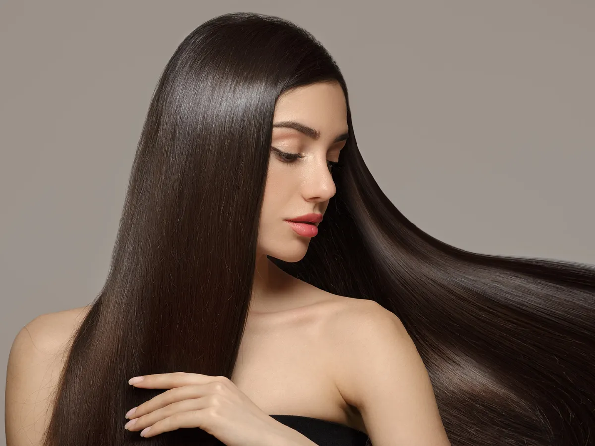 امرأة تتمتع بشعر صحي لامع