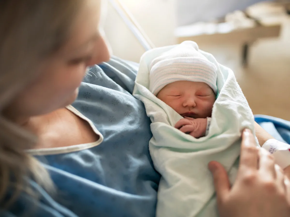 صورة لأم ومولودها بعد الولادة