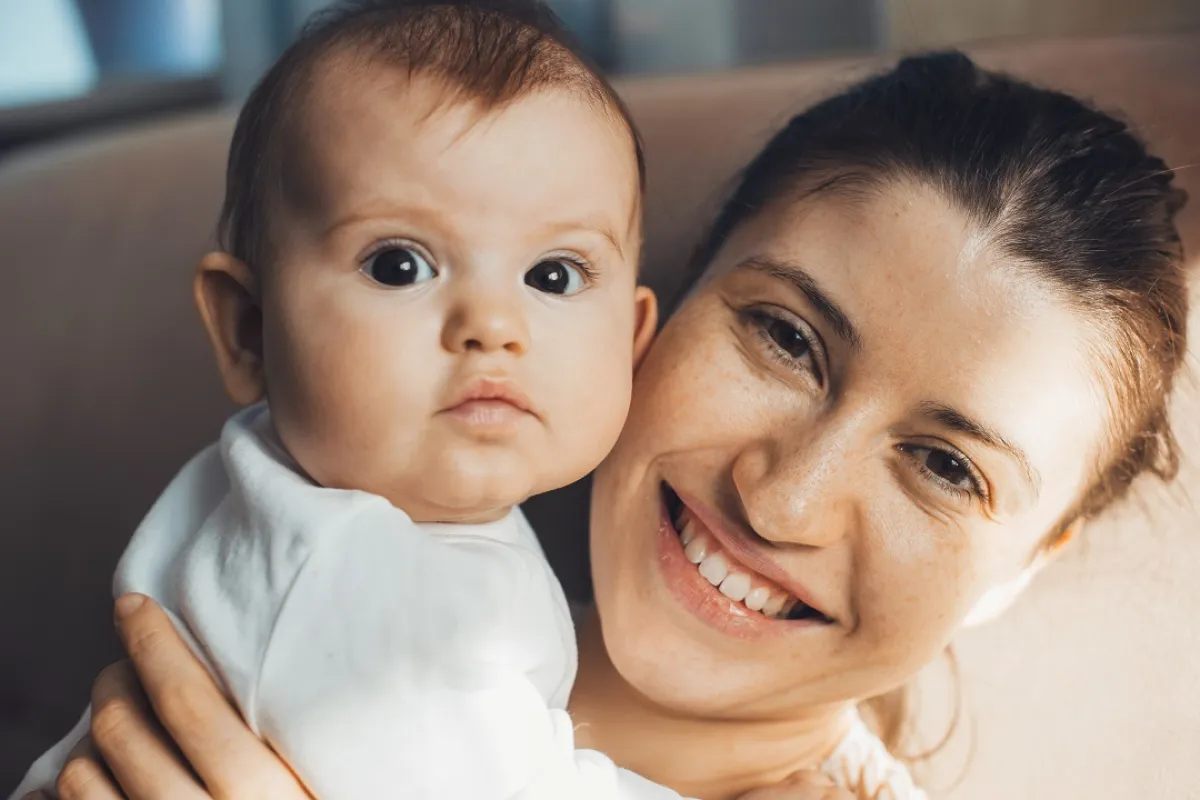 صورة لأم تحمل رضيعها