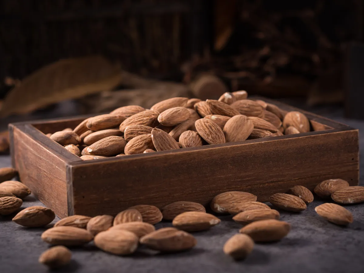 اللوز من المكسرات الغنية بالألياف والتي تعمل على تقليل الحساسية ورفع المناعة Image by evening_tao on Freepik