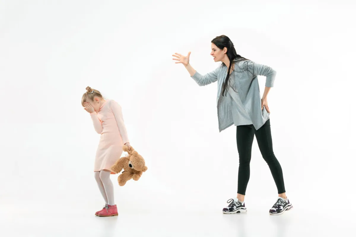 صورة لأم تستخدم أسلوب التهديد مع أطفالها