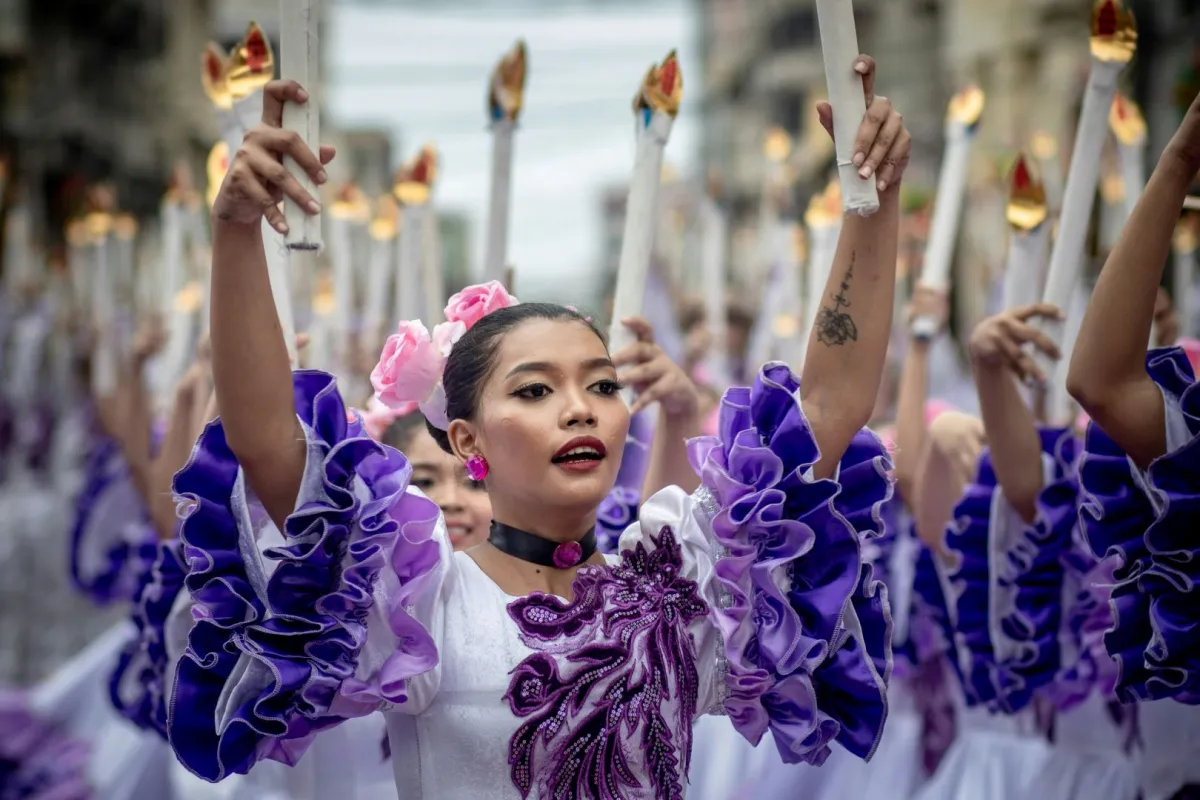 مجموعة من الشابات يرقصن في مهرجان تراثي