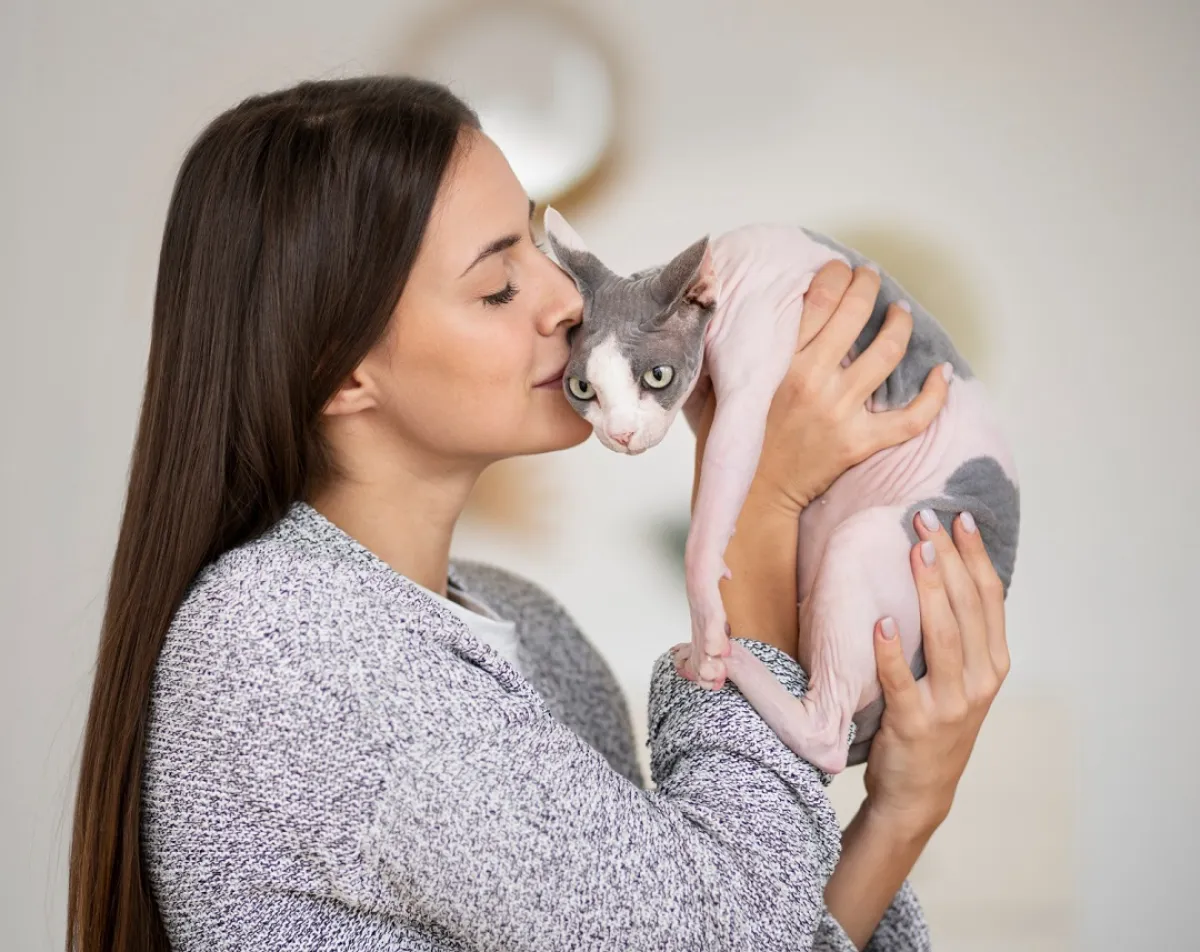 صورة لحامل تلعب مع القطة