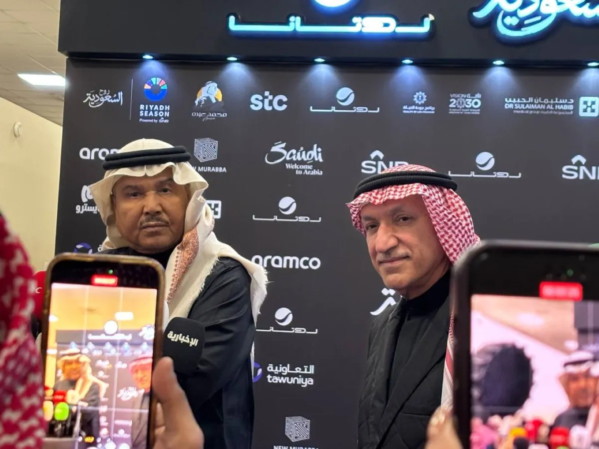 الفنان محمد عبده مع سالم الهندي المدير التنفيذي لشركة روتانا- الصورة خاصة بسيدتي تصوير زكية البلوشي