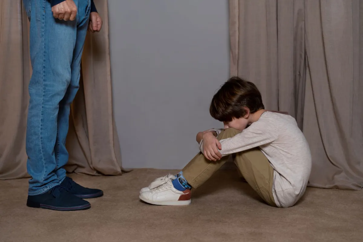 صورة لطفل يتعرض لموقف سيء من الأب