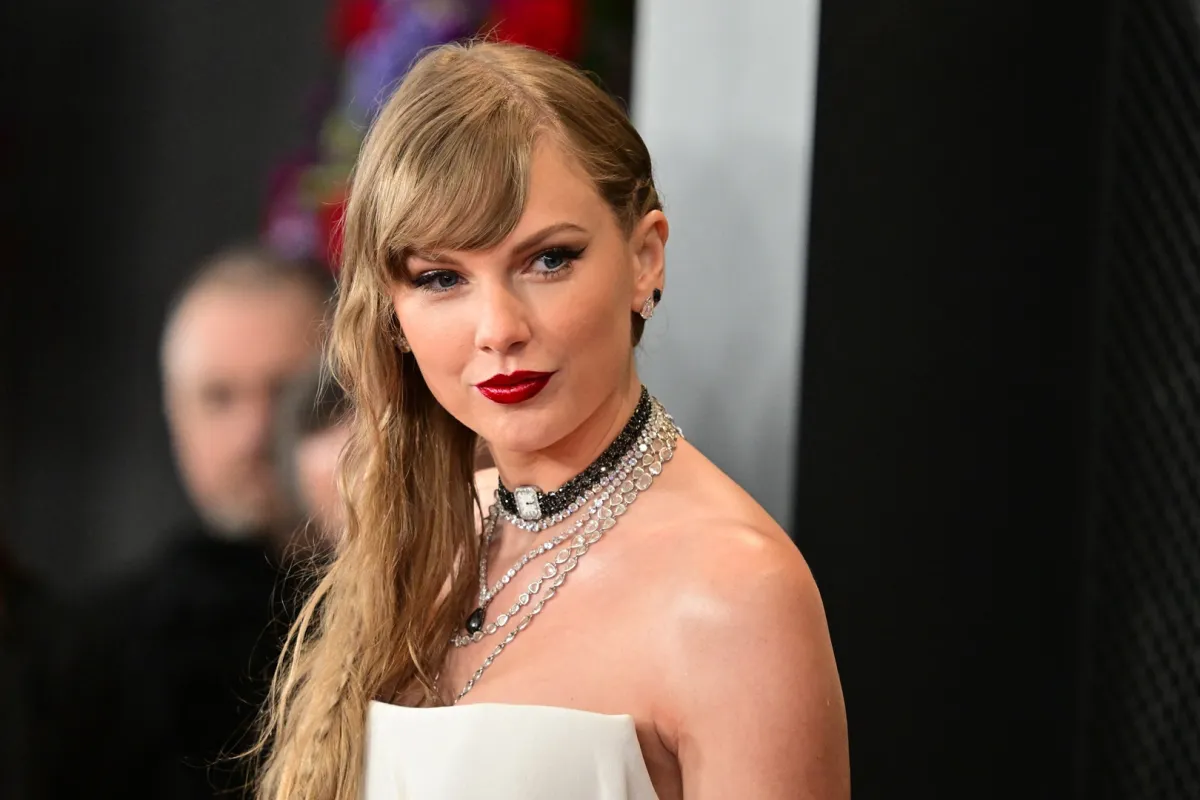 تايلور سويفت Taylor Swift في حفل توزيع جوائز غرامي 2024 (مصدر الصورة: Robyn BECK / AFP)