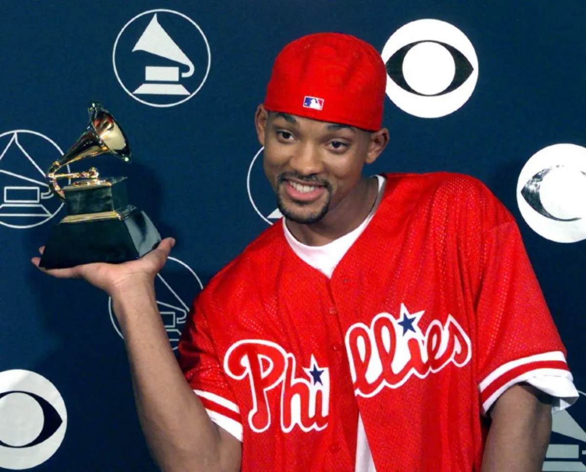 ويل سميث يحمل جائزة غرامي في نيويورك (Will Smith holds his Grammy Award in New York). مصدر الصورة: MATT CAMPBELL / AFP