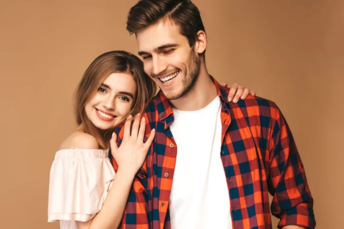 زوجان يبتسمان بسعادة فعلاقتهما قائمة على الصدق