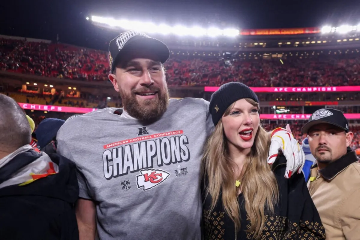 تايلور سويفت مع ترافيس كيلسي في ملعب أروهيد في كانساس سيتي بولاية ميسوري (Taylor Swift with Travis Kelce at Arrowhead Stadium in Kansas City, Missouri). مصدر الصورة: Jamie Squire/Getty Images/AFP