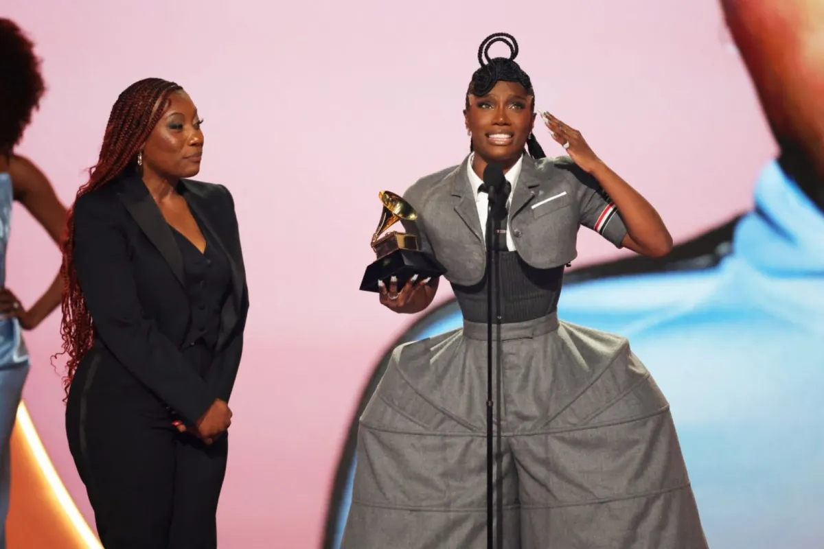 دوتشي خلال حفل توزيع جوائز جرامي السنوي السابع والستين في Crypto.com Arena في لوس أنجلوس، كاليفورنيا (Doechii during the 67th Annual GRAMMY Awards at Crypto.com Arena in Los Angeles, California). مصدر الصورة: Kevin Winter/Getty Images for The Recording Academy/AFP