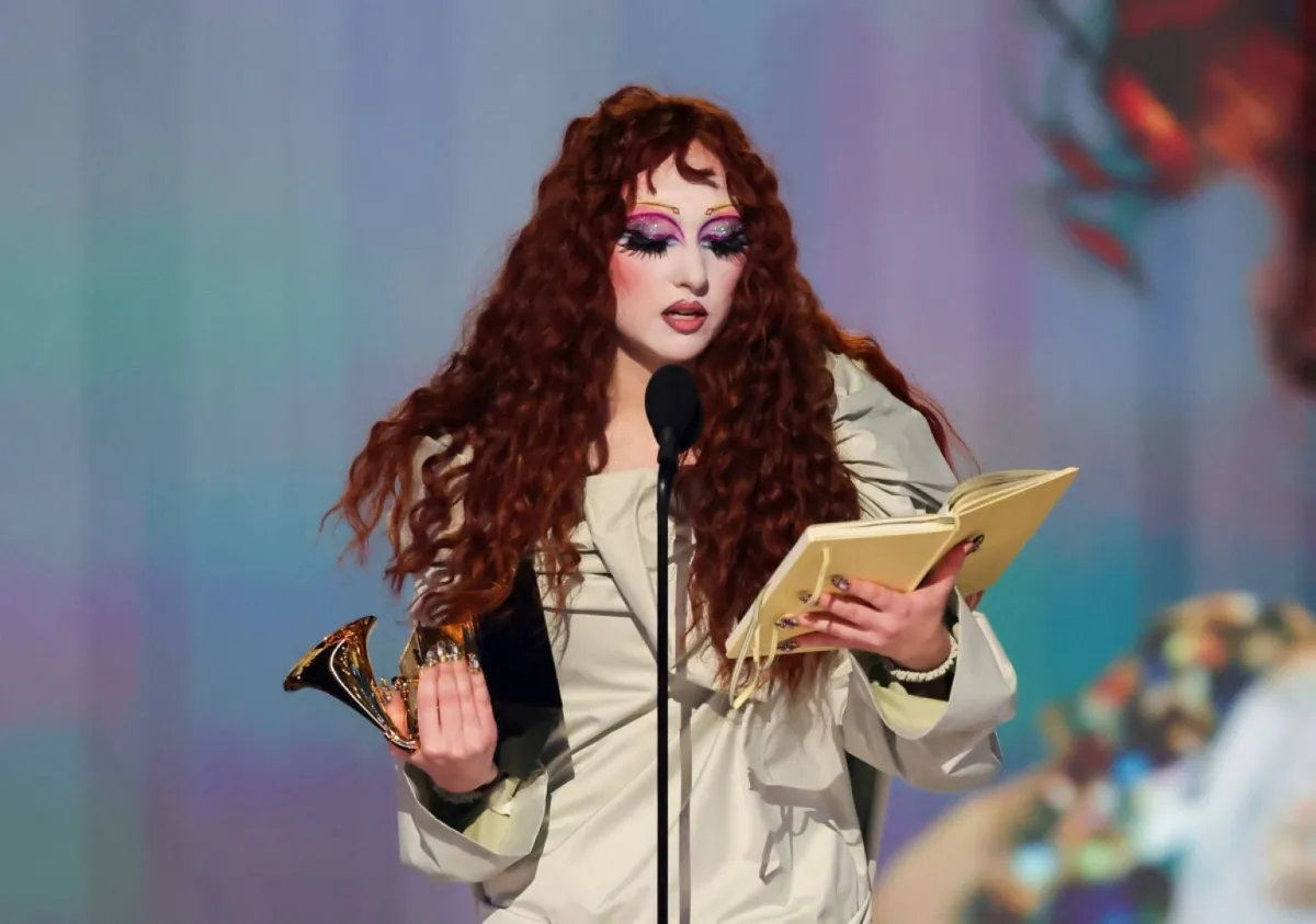 تشابيل روان خلال حفل توزيع جوائز جرامي السنوي السابع والستين في Crypto.com Arena في لوس أنجلوس، كاليفورنيا (Chappell Roan during the 67th Annual GRAMMY Awards at Crypto.com Arena in Los Angeles, California). مصدر الصورة: Kevin Winter/Getty Images for The Recording Academy/AFP