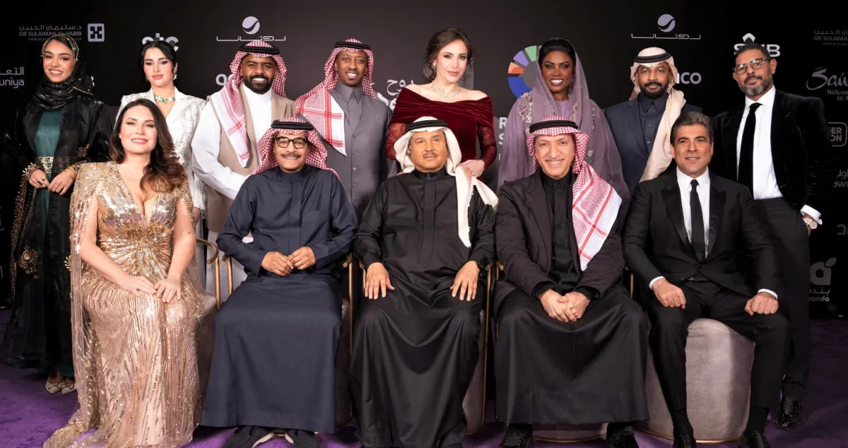 محمد عبده وسالم الهندي والفنانين المشاركين بحفل فنان العرب والنجوم -الصورة من المركز الاعلامي ل روتانا