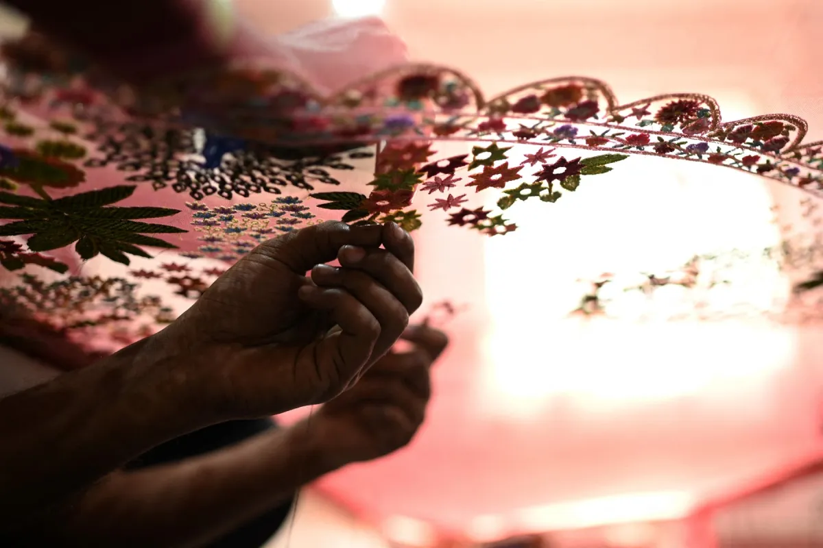  تطريز لزي للمصمم العالمي راهول ميشرا - مصدر الصورة Money SHARMA / AFP