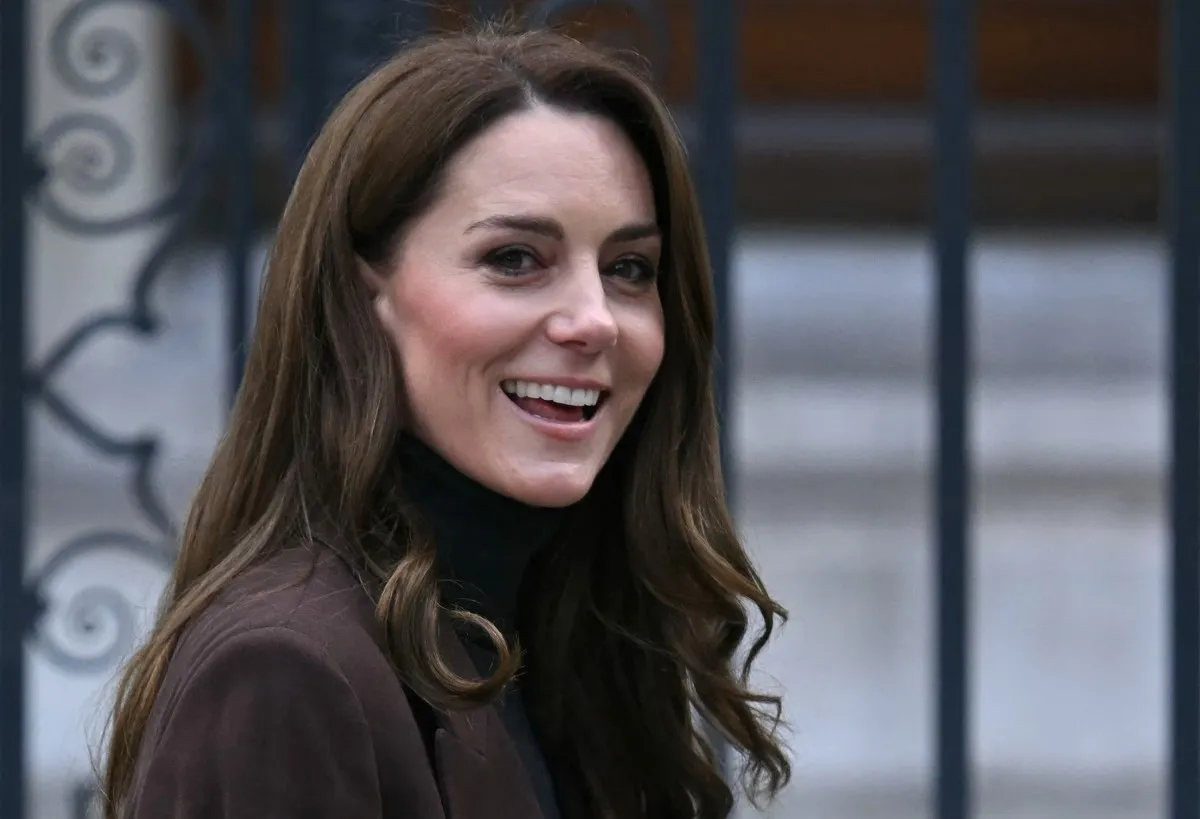 كيت ميدلتون بمعرض الصور الوطني في لندن ( Kate Middleton at the National Portrait Gallery in London ). مصدر الصورة: JUSTIN TALLIS / AFP