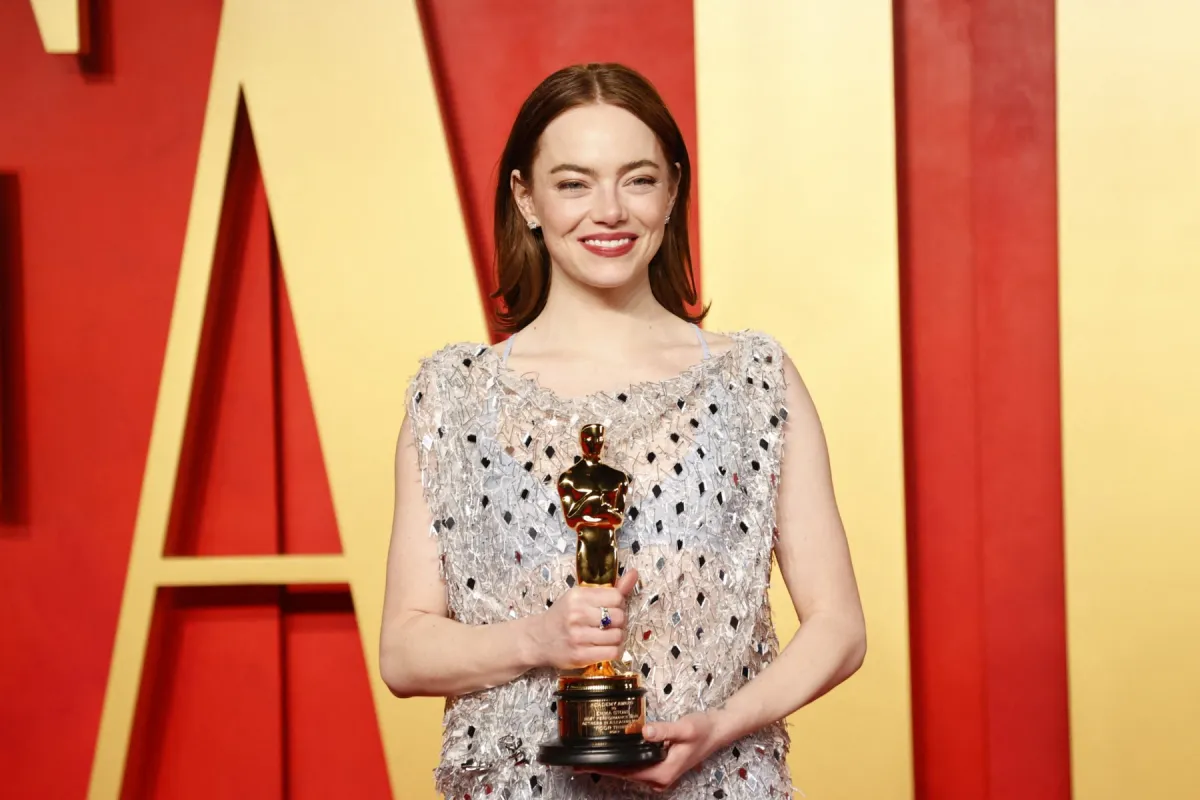إيما ستون Emma Stone من حفل الأوسكار 96 – مصدر الصورة Michael TRAN / AFP