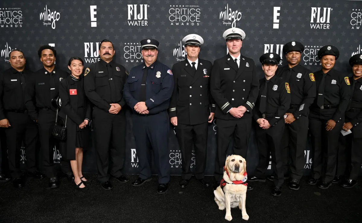 المستجيبون الأوائل في حفل توزيع جوائز اختيار النقاد السنوي الثلاثين في باركر هانجر في سانتا مونيكا، كاليفورنيا (First responders at the 30th Annual Critics Choice Awards at Barker Hangar in Santa Monica, California). مصدر الصورة: Jon Kopaloff/WireImage