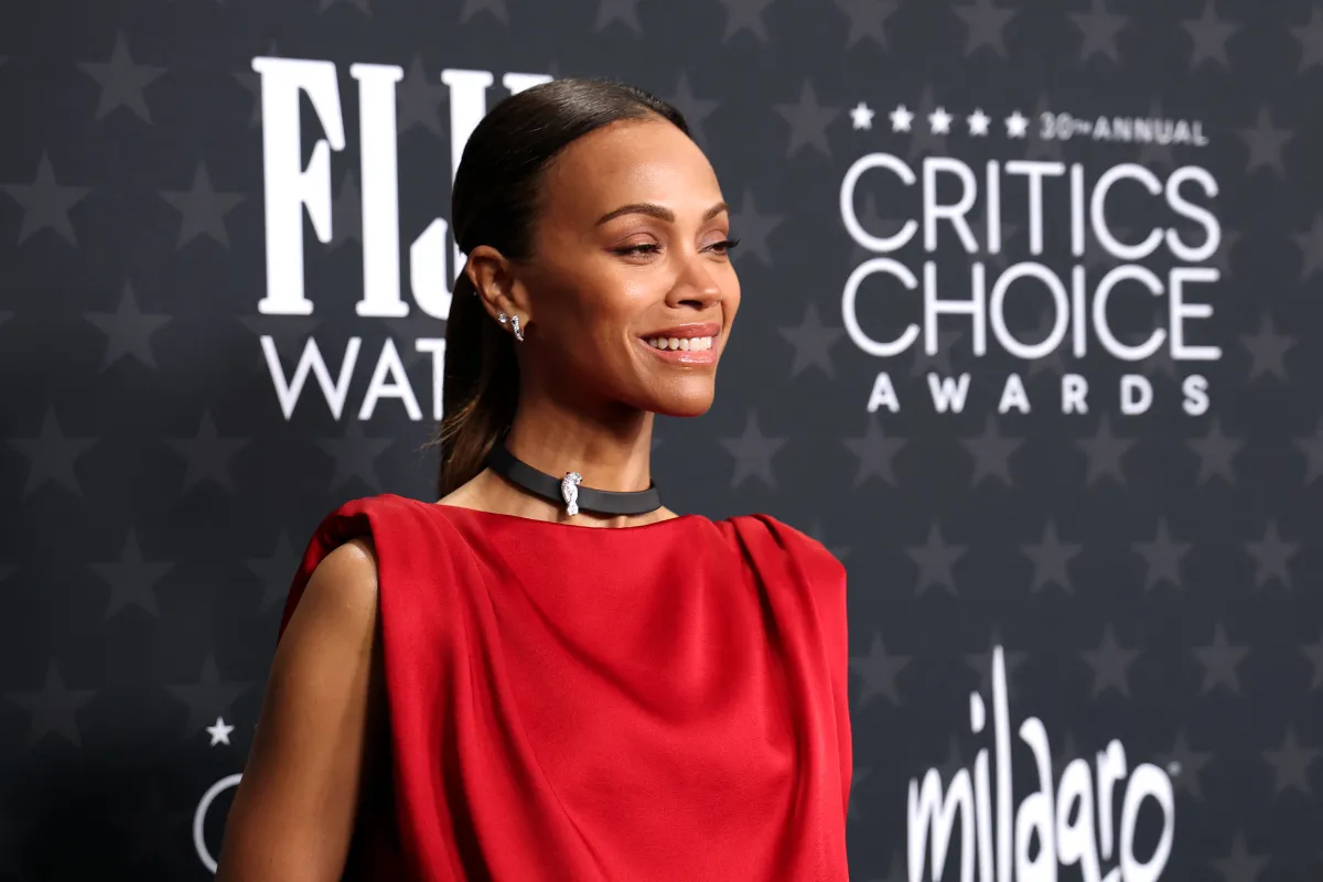 زوي سالدانا في حفل توزيع جوائز اختيار النقاد بدورته الثلاثين(  Zoe Saldana attends the 30th Annual Critics Choice Awards). مصدر الصورة: by Michael Tran / AFP