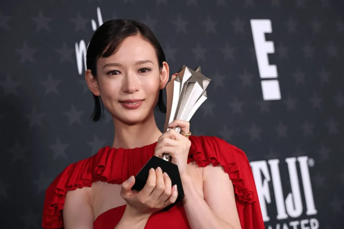 مويكا هوشي خلال حفل توزيع جوائز اختيار النقاد السنوي الثلاثين في باركر هانجر في سانتا مونيكا، كاليفورنيا (Moeka Hoshi during the 30th Annual Critics Choice Awards at Barker Hangar in Santa Monica, California). مصدر الصورة: Michael Tran / AFP