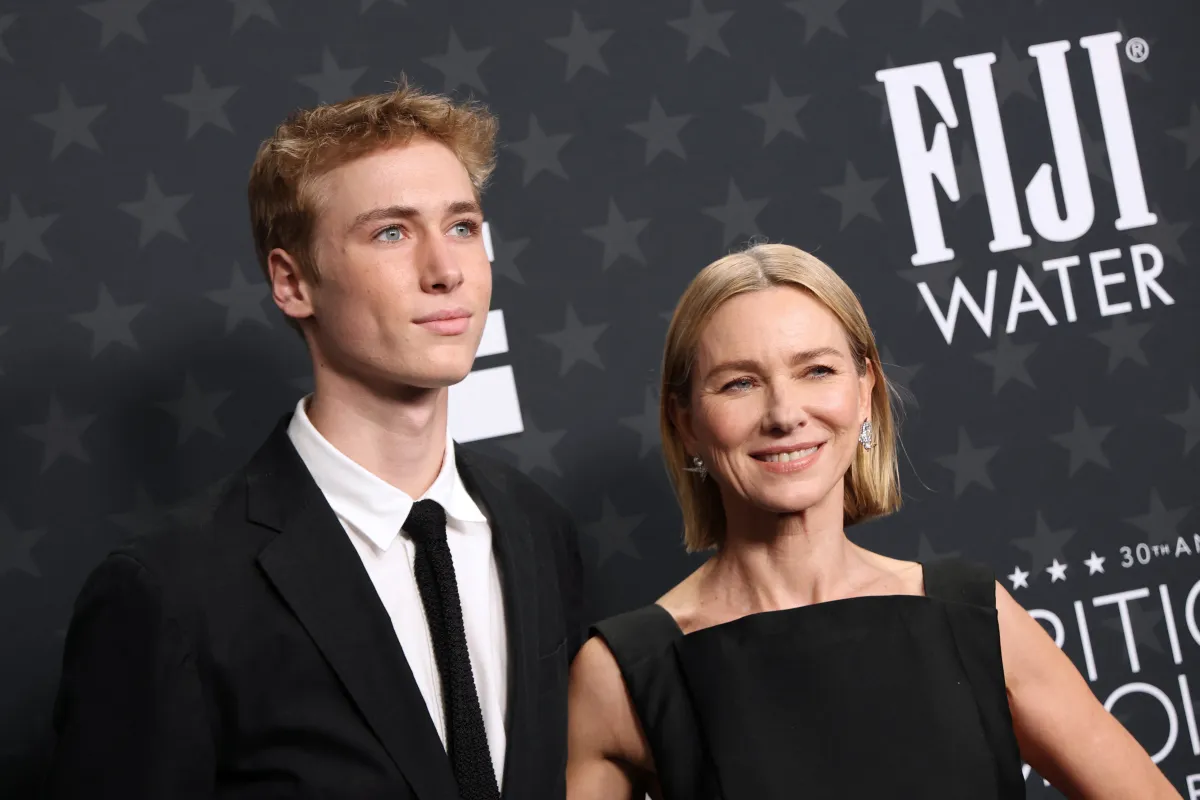 ناعومي واتس وابنها ساشا في حفل جوائز اختيار النقاد 2025 (Naomi Watts (R) and her son Sasha Schreiber attend the 30th Annual Critics Choice Awards ). مصدر الصورة: Michael Tran / AFP