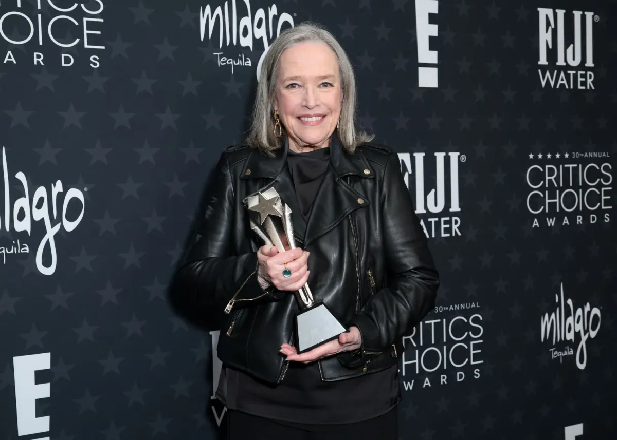 كاثي بيتس في حفل توزيع جوائز اختيار النقاد السنوي الثلاثين الذي أقيم في ذا باركر هانجر في سانتا مونيكا، كاليفورنيا (Kathy Bates at the 30th Annual Critics Choice Awards held at The Barker Hangar in Santa Monica, California). مصدر الصورة: JC Olivera/Variety via Getty Images