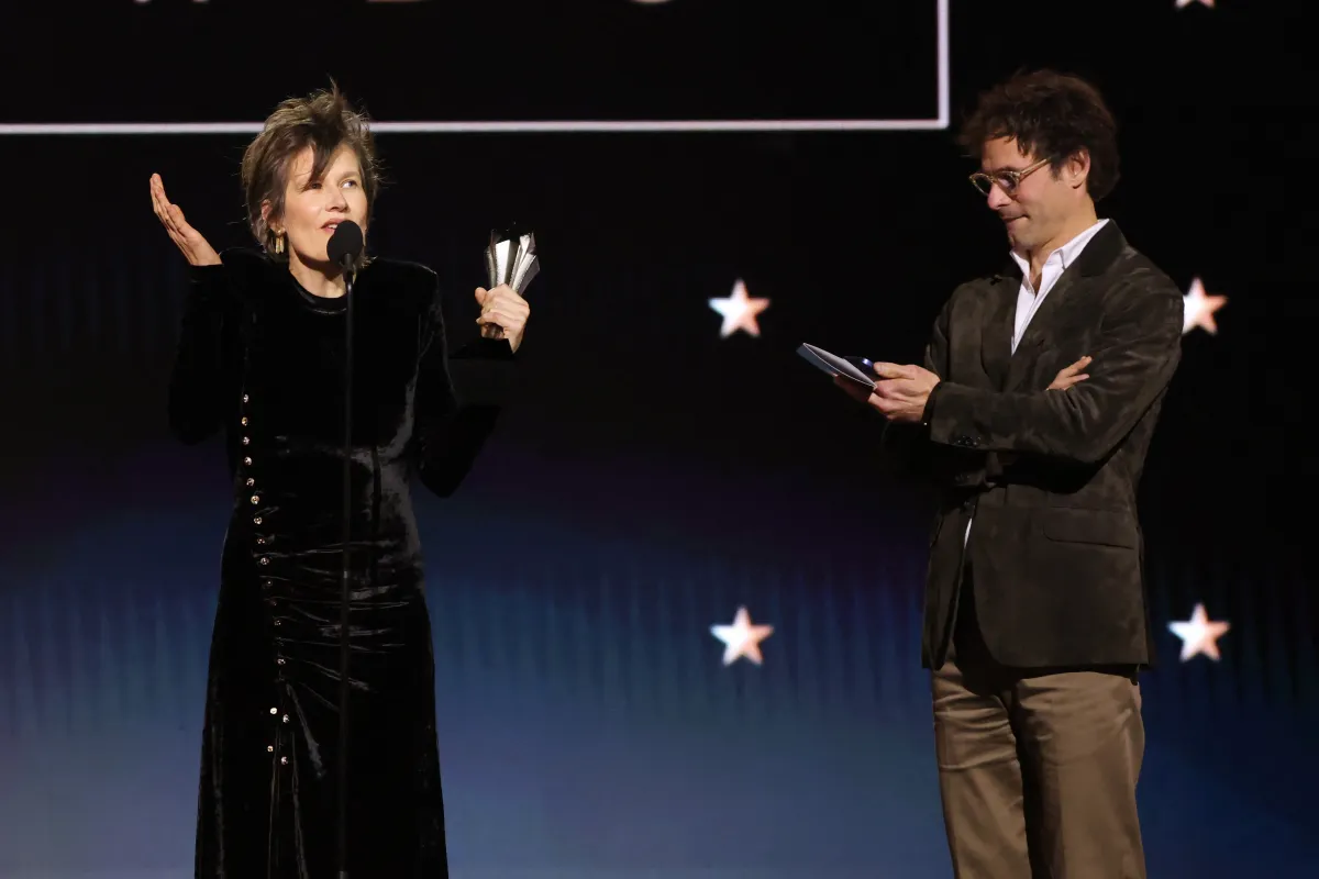 كاميل دالمايس وكليمان دوكول يتسلمان جائزة أفضل أغنية عن أغنية "إميليا بيريز" ( Camille Dalmais and Clément Ducol accept the Best Song award for "Emilia Pérez"). مصدر الصورة:KEVIN WINTER / GETTY IMAGES NORTH AMERICA / Getty Images via AFP