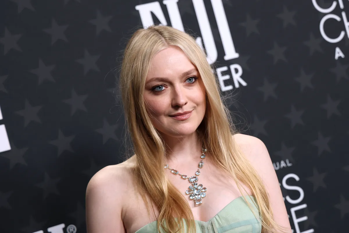 داكوتا فانينغ ترتدي عقداً بقلادة ضخمة مرصعة بالألماس