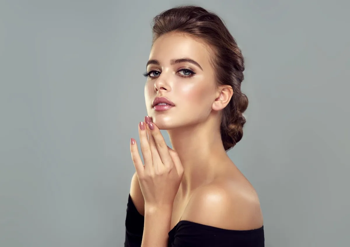 تسريحات شعر لأخت العروس لصيف 2025