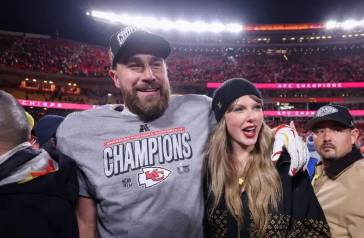 تايلور سويفت مع ترافس كيلسي في ملعب أروهيد في كانساس سيتي بولاية ميسوري (Taylor Swift with Travis Kelce at Arrowhead Stadium in Kansas City, Missouri). مصدر الصورة: Jamie Squire/Getty Images/AFP