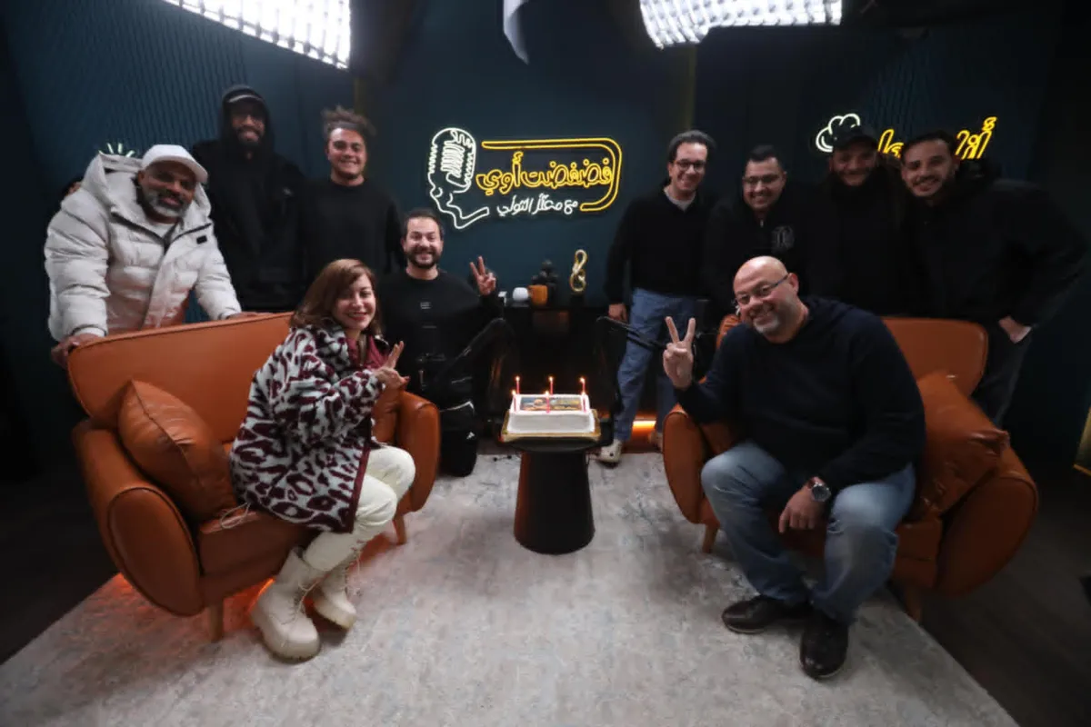 معتز التوني ومنة شلبي في كواليس البرنامج - الصورة من المركز الإعلامي للشركة المنتجة