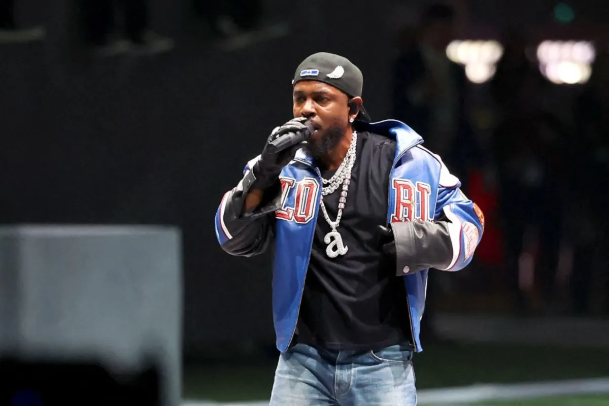 كيندريك لامار يؤدي عرضًا في Super Bowl LIX في Caesars Superdome في نيو أورليانز، لويزيانا (Kendrick Lamar performs at Super Bowl LIX at Caesars Superdome in New Orleans, Louisiana). مصدر الصورة: Gregory Shamus/Getty Images/AFP