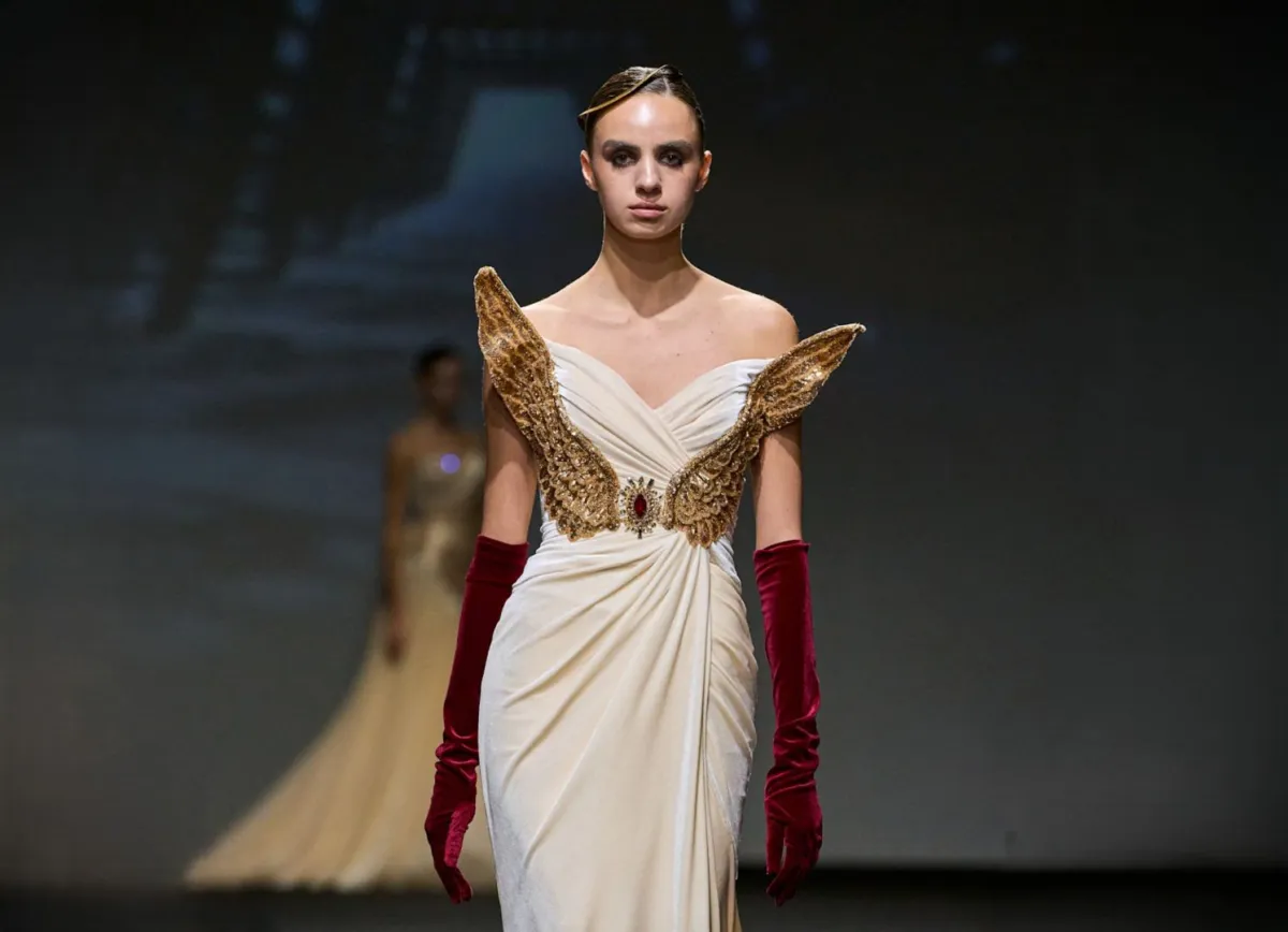 زي من أنطوان القارح ضمن أسبوع دبي للموضة- الصورة من الحدث