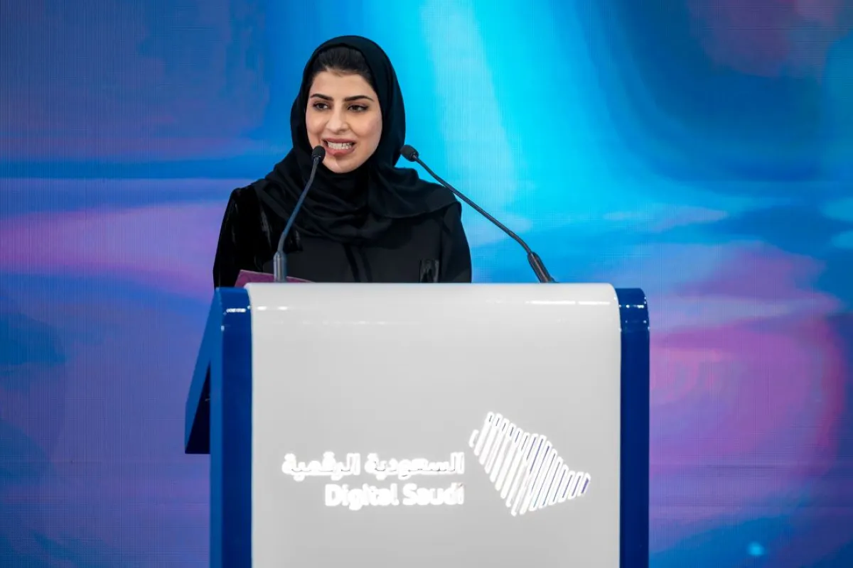 تقدم سارة تجربة تفاعلية مع السياح ومساعدتهم عبر تقديم المعلومات الثرية والتوصيات الذكية