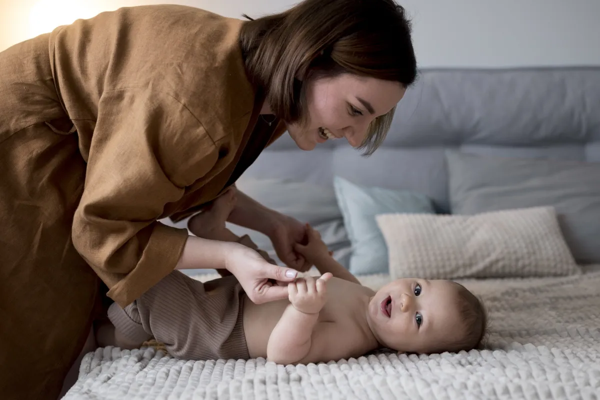 صورة لأم مع طفلها الرضيع